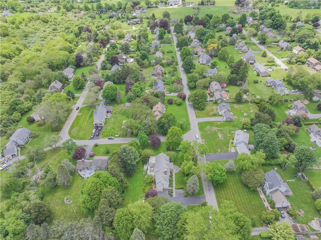 10 Bartlett Road, Middletown, RI 02842