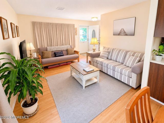 7 S Seas Court, Barnegat, NJ 08005