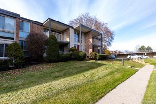 4047 W MAPLE Road B204, Bloomfield Charter Township, MI 48301