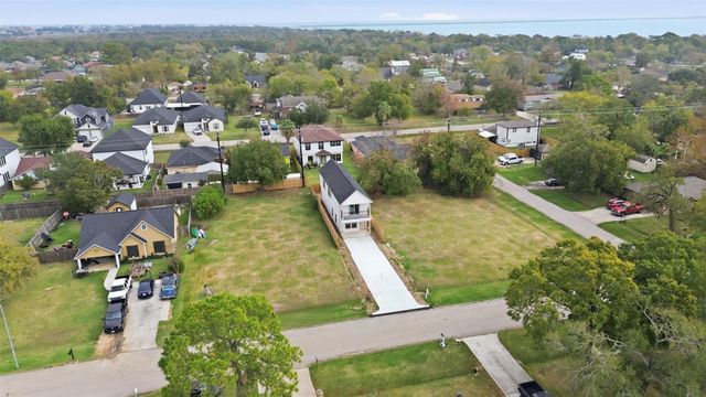 421 S Nugent Street, La Porte, TX 77571