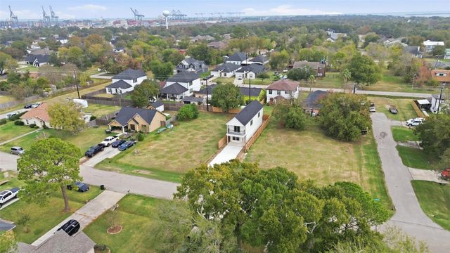 421 S Nugent Street, La Porte, TX 77571