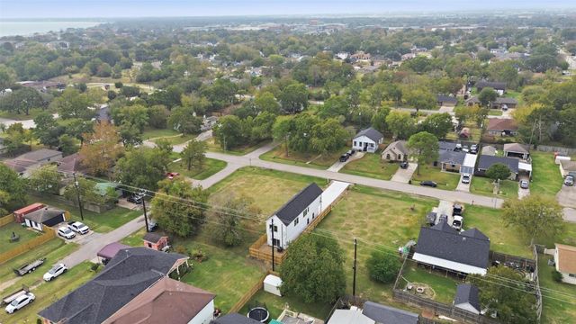 421 S Nugent Street, La Porte, TX 77571