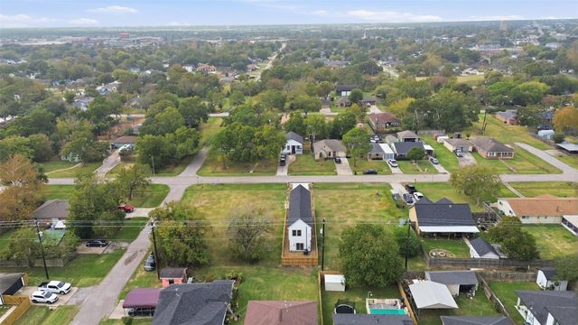 421 S Nugent Street, La Porte, TX 77571