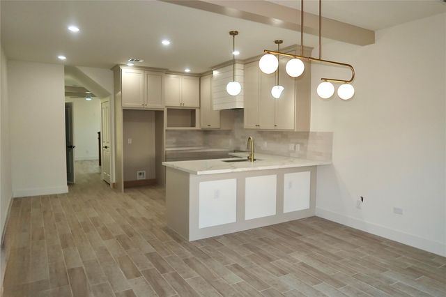 421 S Nugent Street, La Porte, TX 77571