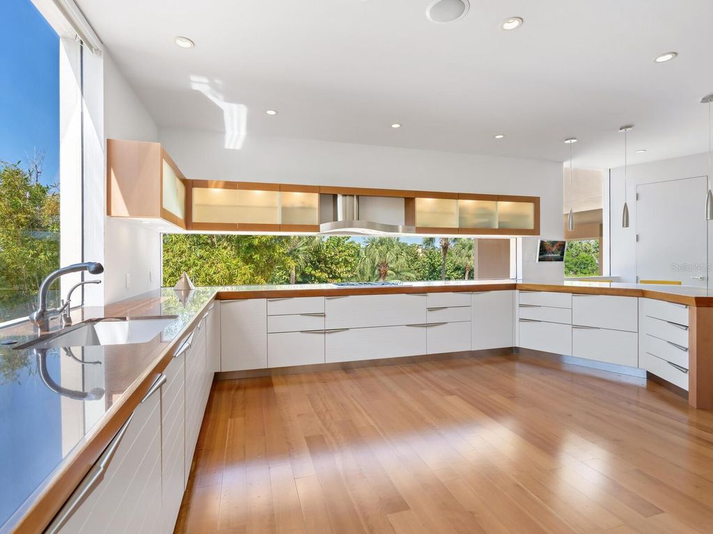 Image 27 of property listing at 6610 GULF OF MEXICO DRIVE, Longboat Key, FL 34228