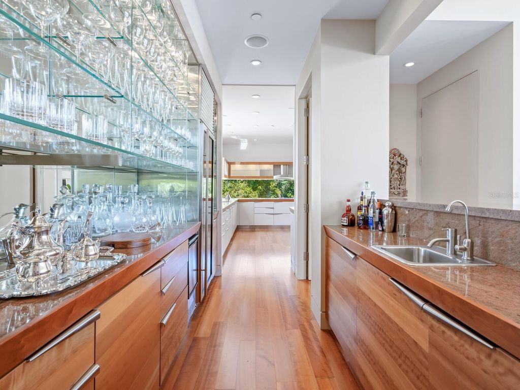 Image 29 of property listing at 6610 GULF OF MEXICO DRIVE, Longboat Key, FL 34228