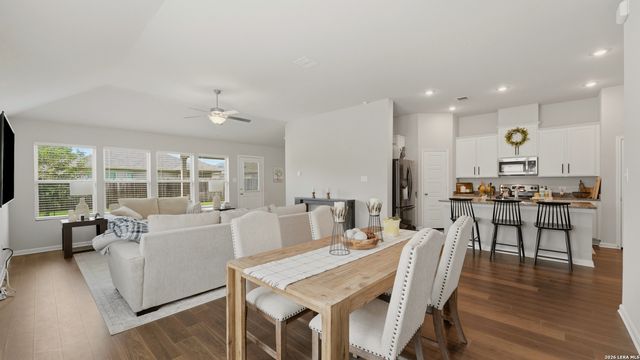 1132 EAGLE XING, Seguin, TX 78155