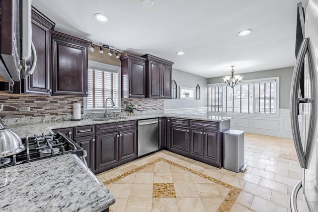 9220 S Avers Avenue, Evergreen Park, IL 60805