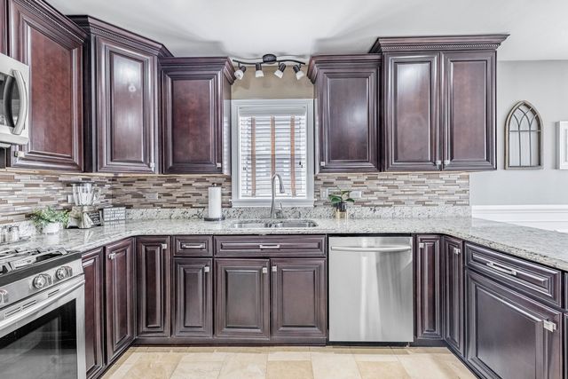 9220 S Avers Avenue, Evergreen Park, IL 60805