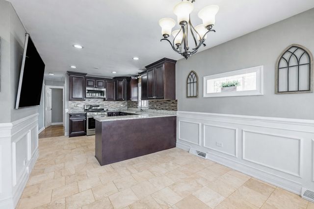 9220 S Avers Avenue, Evergreen Park, IL 60805