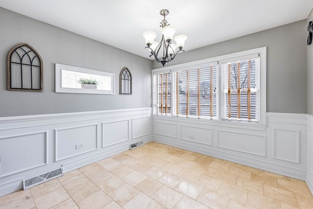 9220 S Avers Avenue, Evergreen Park, IL 60805