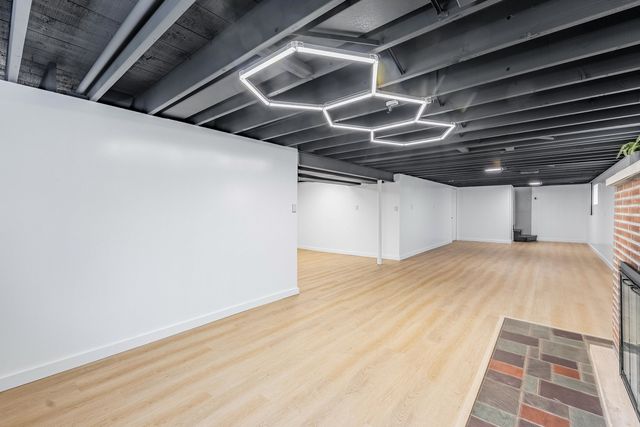 9220 S Avers Avenue, Evergreen Park, IL 60805