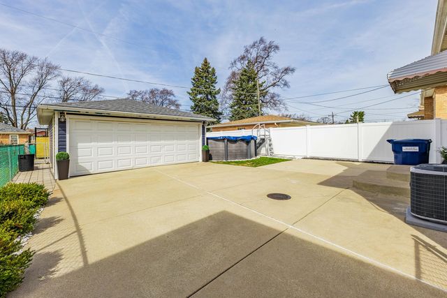 9220 S Avers Avenue, Evergreen Park, IL 60805