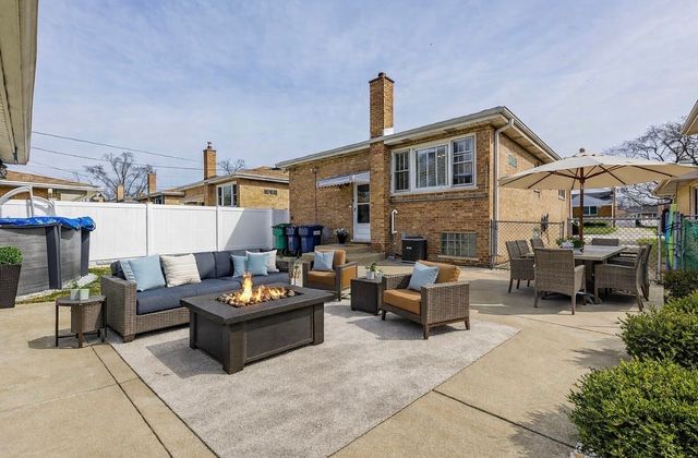 9220 S Avers Avenue, Evergreen Park, IL 60805