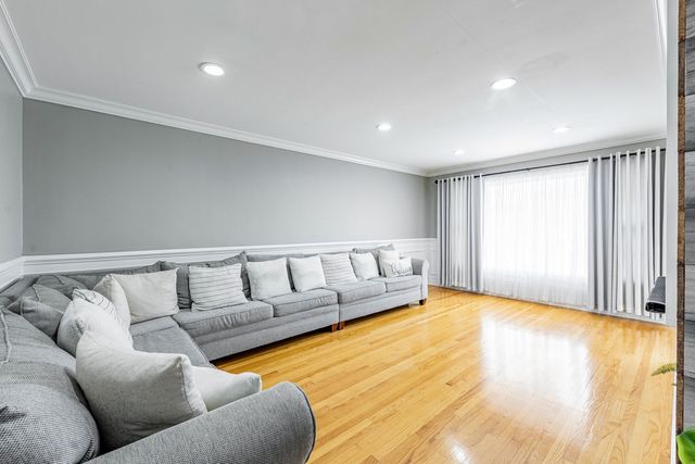 9220 S Avers Avenue, Evergreen Park, IL 60805