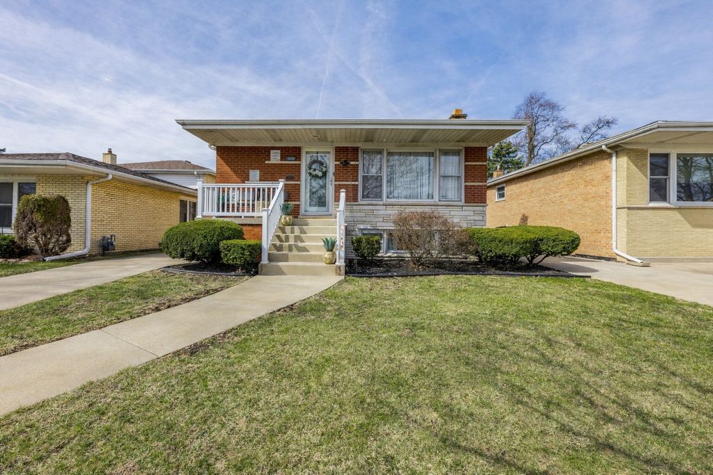 9220 S Avers Avenue, Evergreen Park, IL 60805