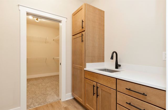 17558 Brookview Drive, Urbandale, IA 50323