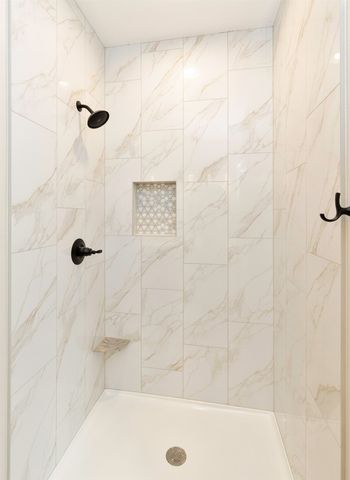 17558 Brookview Drive, Urbandale, IA 50323