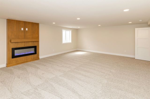 17558 Brookview Drive, Urbandale, IA 50323