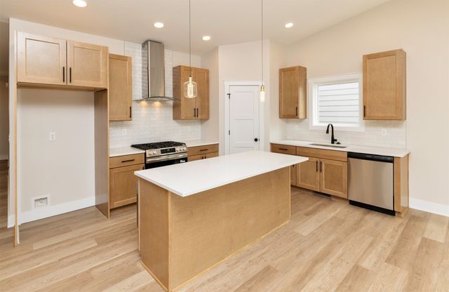 17558 Brookview Drive, Urbandale, IA 50323