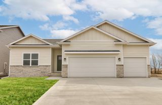 17558 Brookview Drive, Urbandale, IA 50323