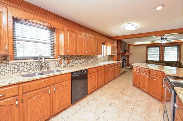 419 Western Acres Drive, El Campo, TX 77437