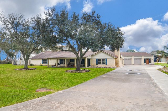 419 Western Acres Drive, El Campo, TX 77437