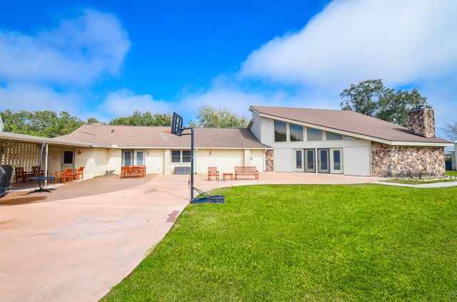 419 Western Acres Drive, El Campo, TX 77437