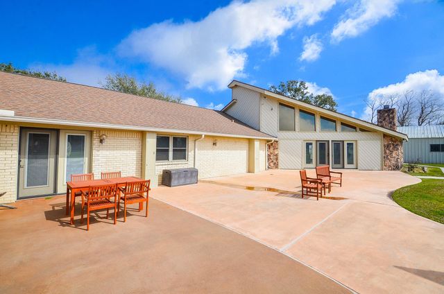 419 Western Acres Drive, El Campo, TX 77437
