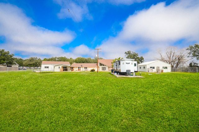 419 Western Acres Drive, El Campo, TX 77437