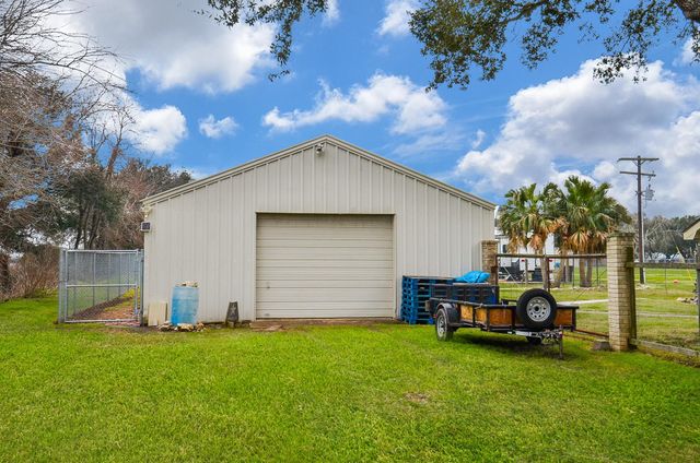 419 Western Acres Drive, El Campo, TX 77437