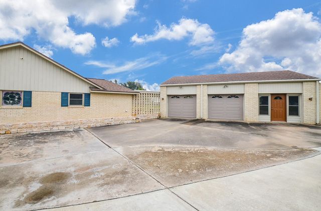 419 Western Acres Drive, El Campo, TX 77437