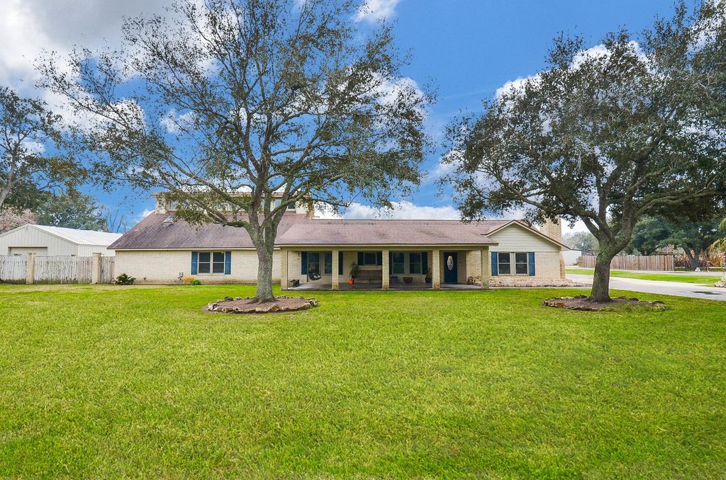 419 Western Acres Drive, El Campo, TX 77437