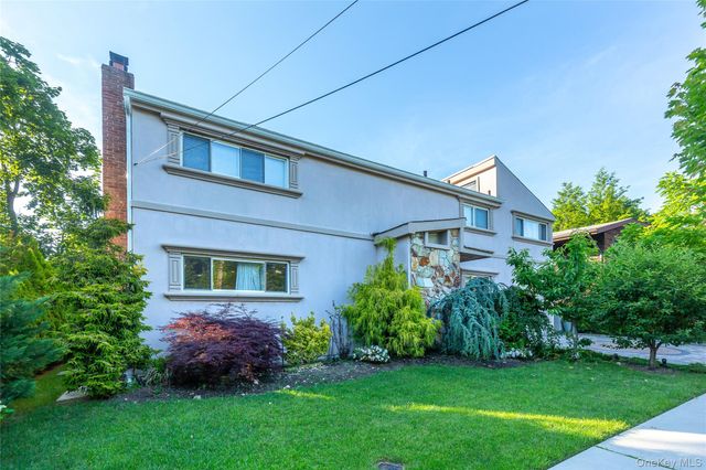 3 Edgewood Place, Great Neck, NY 11024