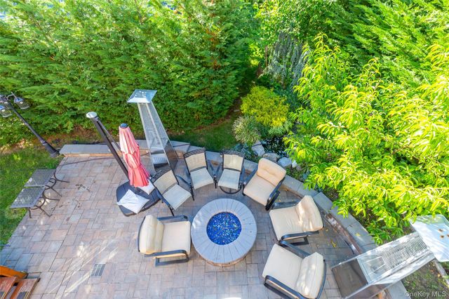 3 Edgewood Place, Great Neck, NY 11024