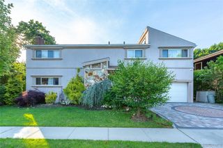 3 Edgewood Place, Great Neck, NY 11024