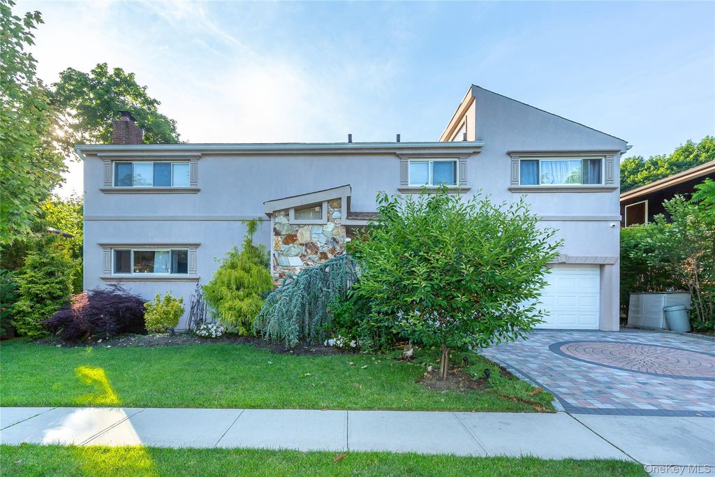 3 Edgewood Place, Great Neck, NY 11024
