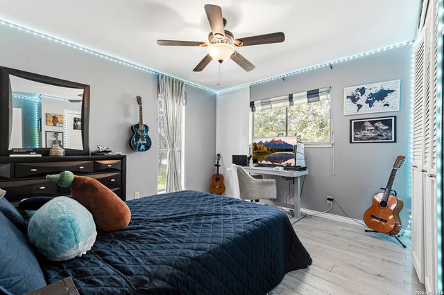 8621 CLASSIC OAKS LN, San Antonio, TX 78255