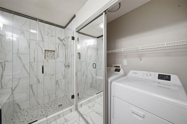 2153 NW 159th Street 56, Clive, IA 50325