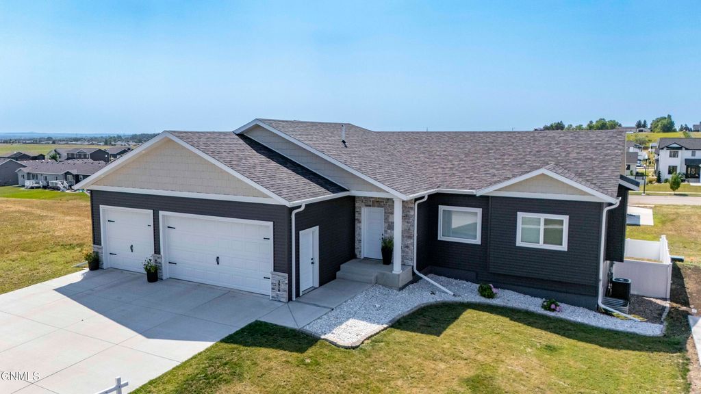 3910 Steel Street, Bismarck, ND 58503 photo 2