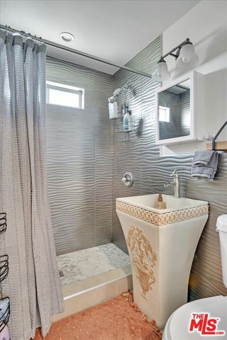 1138 W 52nd Street, Los Angeles, CA 90037