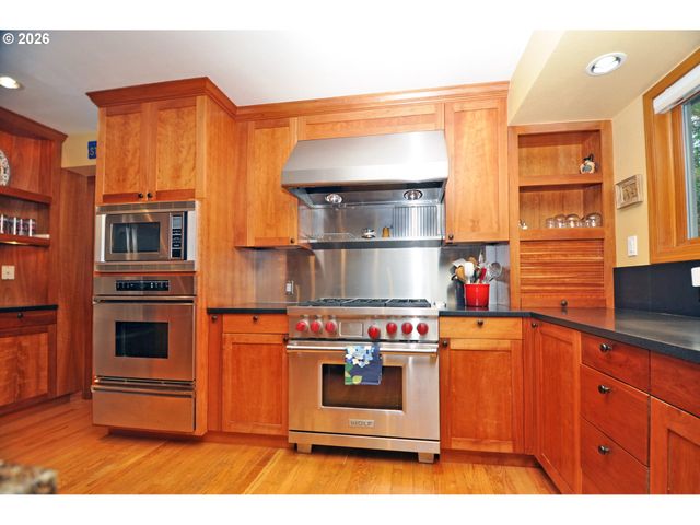 6431 Sw DOLPH Dr, Portland, OR 97219
