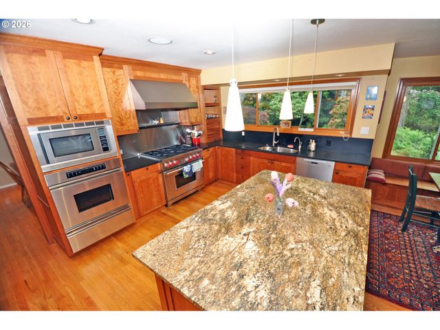 6431 Sw DOLPH Dr, Portland, OR 97219