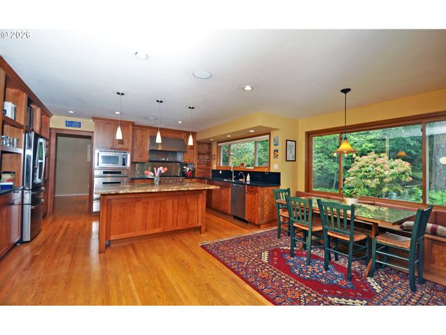 6431 Sw DOLPH Dr, Portland, OR 97219