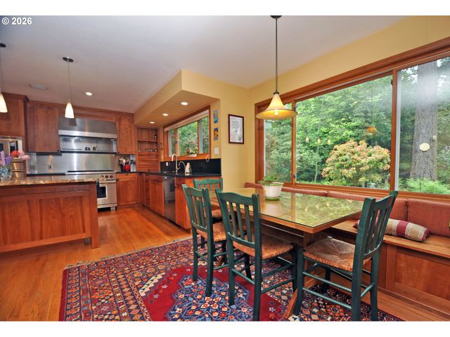 6431 Sw DOLPH Dr, Portland, OR 97219