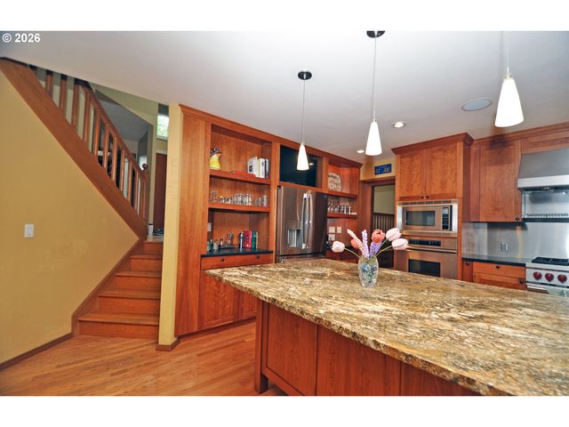 6431 Sw DOLPH Dr, Portland, OR 97219