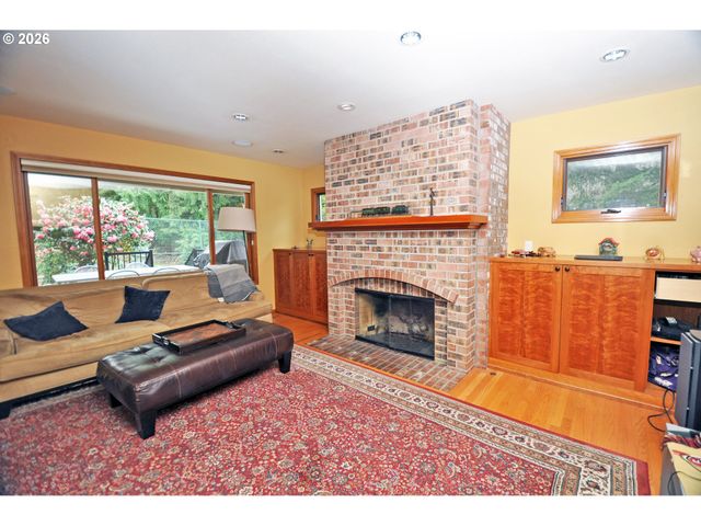 6431 Sw DOLPH Dr, Portland, OR 97219
