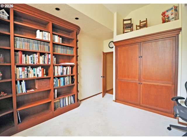 6431 Sw DOLPH Dr, Portland, OR 97219