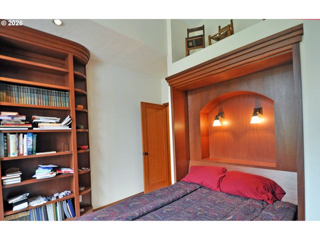 6431 Sw DOLPH Dr, Portland, OR 97219