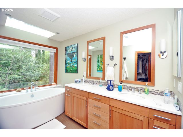 6431 Sw DOLPH Dr, Portland, OR 97219